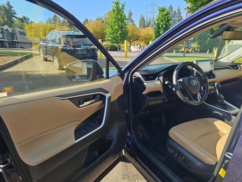 Used 2019 Toyota RAV4 XLE Premium w/ Advanced Technology Package AWD/4WD image 22
