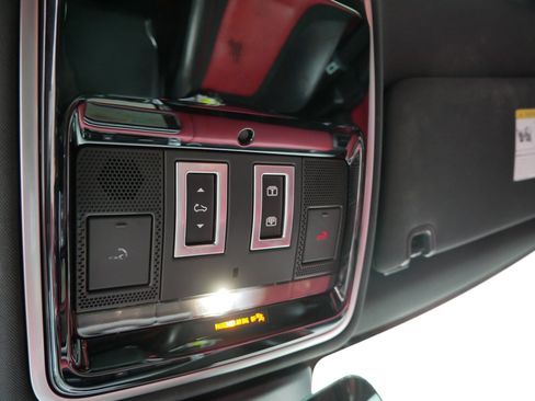 Used 2020 Land Rover Range Rover Sport SVR image 32