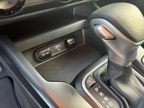 Used 2025 Kia Soul LX w/ LX Technology Package FWD image 18