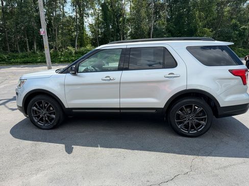 Used 2019 Ford Explorer XLT w/ Equipment Group 202A AWD/4WD image 8