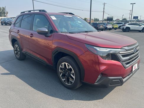 Used 2025 Subaru Forester Premium AWD/4WD image 1