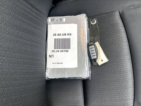 Used 2025 Nissan Altima 2.5 SV FWD image 11