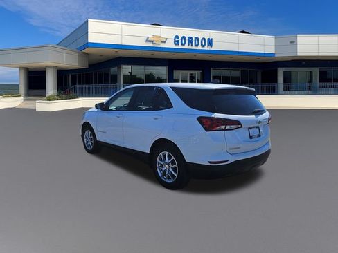 Used 2023 Chevrolet Equinox LS w/ LS Convenience Package FWD image 3