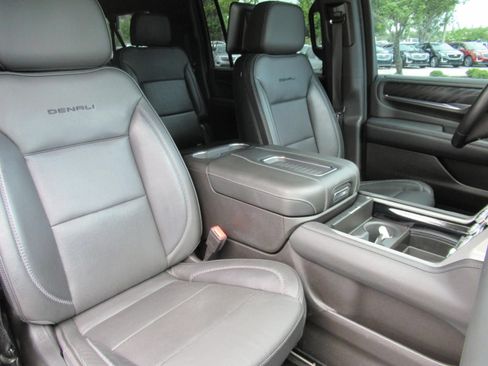 Used 2021 GMC Yukon XL Denali w/ Denali Ultimate Package AWD/4WD image 8