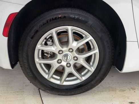 Used 2022 Chrysler Pacifica Touring-L image 37