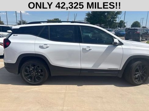 Used 2022 GMC Terrain SLT w/ Infotainment Package II FWD image 2
