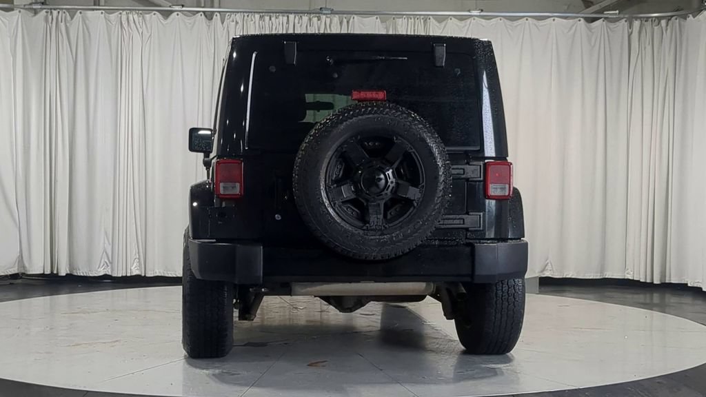 Used 2012 Jeep Wrangler Unlimited Sahara AWD/4WD image 9
