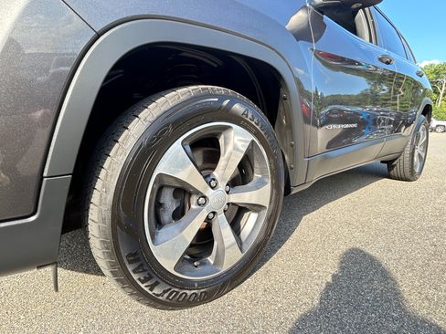 Used 2019 Jeep Cherokee Limited w/ Luxury Group AWD/4WD image 14
