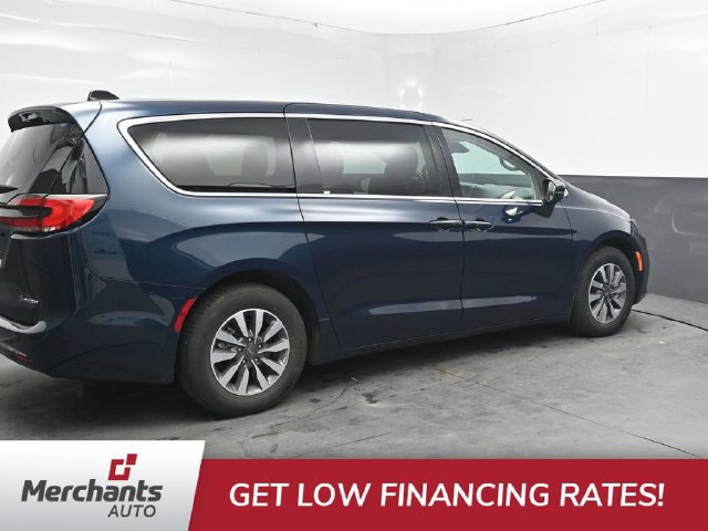 Used 2023 Chrysler Pacifica Touring-L FWD image 8