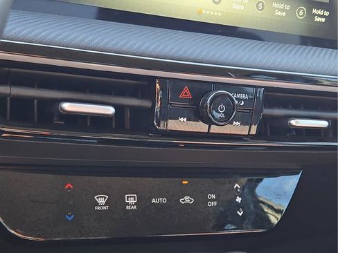 Used 2025 Nissan Kicks SR FWD image 13