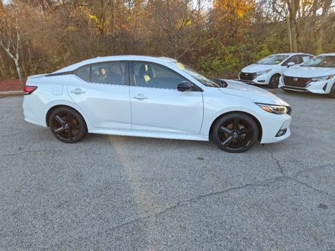 Used 2022 Nissan Sentra SR w/ SR Premium Package image 2