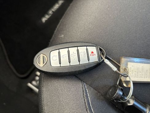 Used 2025 Nissan Altima 2.5 SV FWD image 21