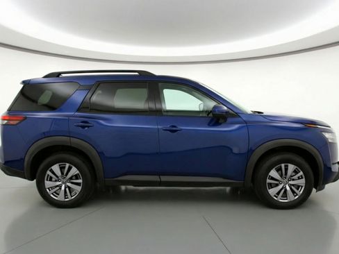 Used 2025 Nissan Pathfinder SV image 11