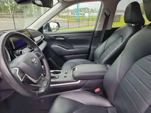 Used 2024 Toyota Highlander XLE image 13