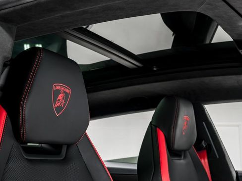 Used 2025 Lamborghini Urus SE image 45