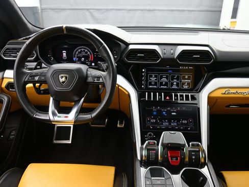 Used 2021 Lamborghini Urus AWD/4WD image 11