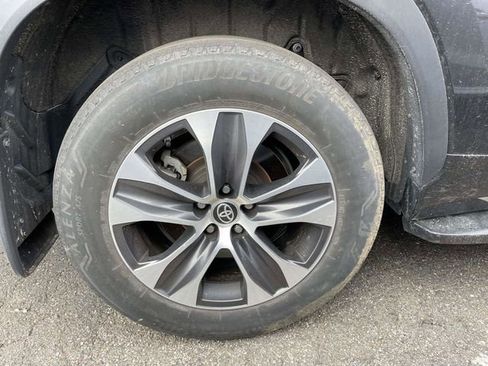 Used 2022 Toyota Highlander XLE image 8