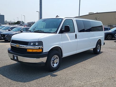 Used 2025 Chevrolet Express 3500 LT w/ LT Preferred Equipment Group RWD image 3