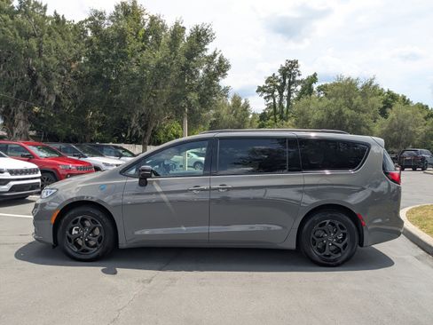 Used 2025 Chrysler Pacifica Premium FWD image 6