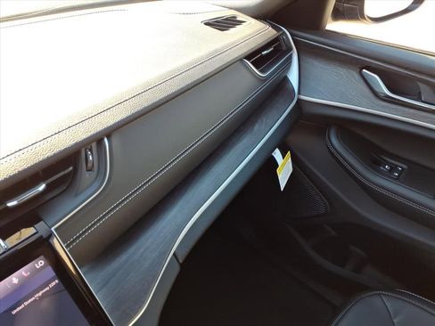 New 2025 Jeep Grand Cherokee Limited image 24