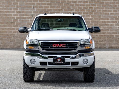Used 2005 GMC Sierra 2500 SLE w/ Heavy-Duty Power Package AWD/4WD image 4