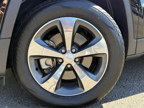 Used 2019 Jeep Cherokee Limited w/ Luxury Group AWD/4WD image 32