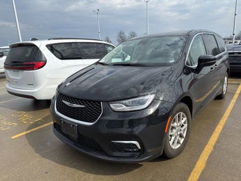 Used 2024 Chrysler Pacifica Touring-L image 1