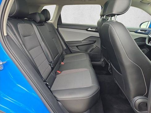 Used 2023 Volkswagen Taos SE w/ Panoramic Sunroof Package FWD image 21