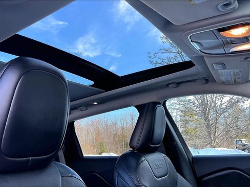 Used 2019 Jeep Cherokee Limited image 14