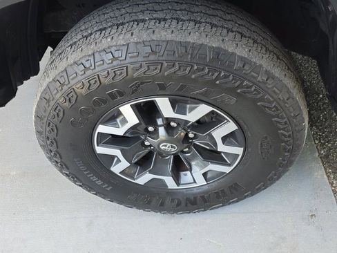 Used 2022 Toyota Tacoma TRD Off-Road w/ TRD Premium Off Road Package AWD/4WD image 32