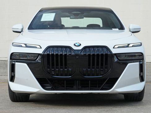Used 2023 BMW 740i w/ Parking Assistance Package RWD image 7
