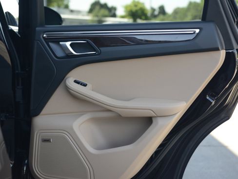 Certified 2026 Porsche Macan AWD/4WD image 34