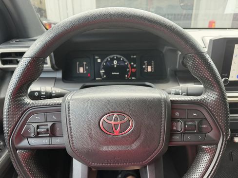 Used 2025 Toyota Tacoma SR5 AWD/4WD image 15