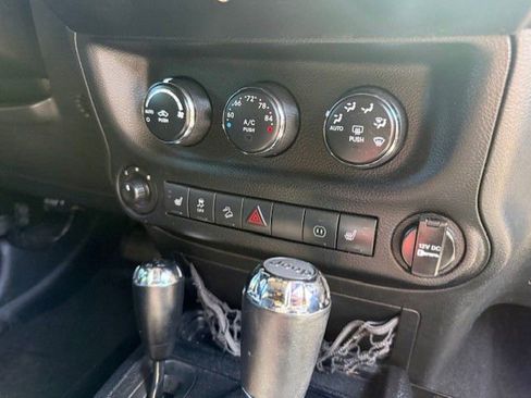 Used 2012 Jeep Wrangler Unlimited Rubicon w/ Connectivity Group AWD/4WD image 10