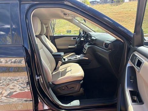 Certified 2022 Ford Explorer XLT w/ Equipment Group 202A AWD/4WD image 32