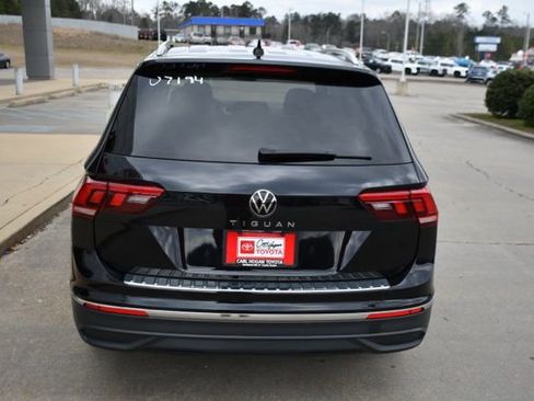 Used 2024 Volkswagen Tiguan SE image 4