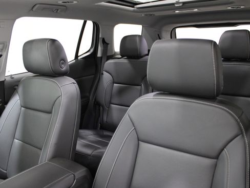 Used 2023 GMC Acadia SLT w/ Elevation Edition image 5