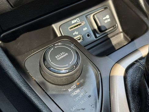Used 2015 Jeep Cherokee Limited AWD/4WD image 33