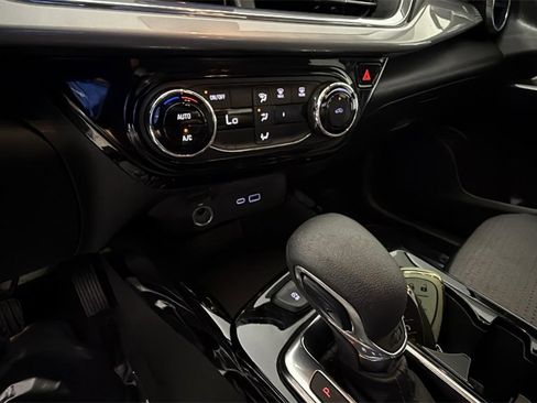 Used 2025 Chevrolet Trax LT image 37