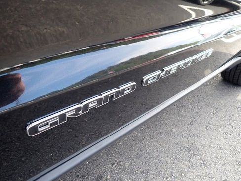 Used 2017 Jeep Grand Cherokee Limited image 12