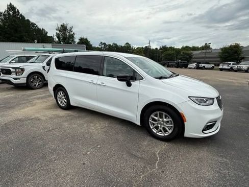 Used 2024 Chrysler Pacifica Touring-L FWD image 9