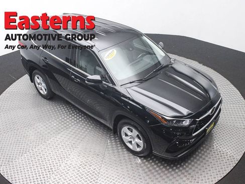 Used 2022 Toyota Highlander LE AWD/4WD image 3