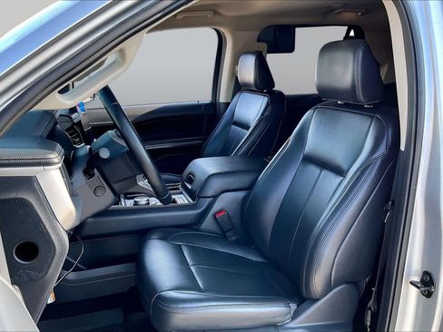 Used 2024 Ford Expedition XLT RWD image 8