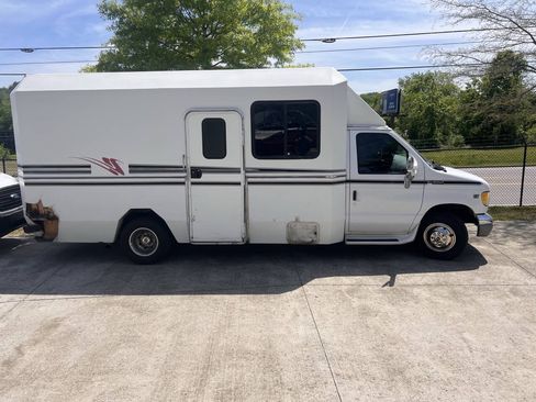 Used 2000 Ford E-350 and Econoline 350 Super Duty RWD image 3