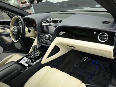 Used 2021 Bentley Bentayga image 27