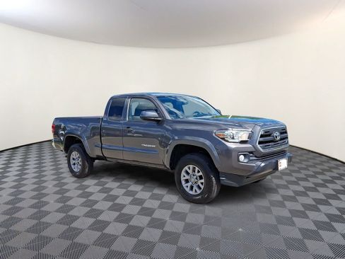 Used 2017 Toyota Tacoma SR5 w/ Tow Package AWD/4WD image 5
