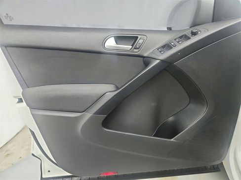 Used 2017 Volkswagen Tiguan Limited w/ Premium Package image 18