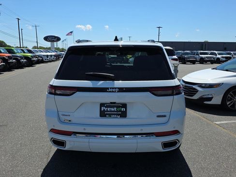 Used 2023 Jeep Grand Cherokee Overland w/ Luxury Tech Group IV AWD/4WD image 8