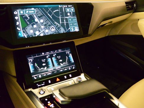 Certified 2022 Audi e-tron Premium Plus w/ Premium Plus Package image 27