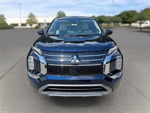 New 2025 Mitsubishi Outlander SE image 2